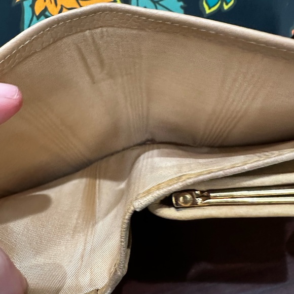 Chanel Classic Caviar Bifold Wallet – Series 9 (2004–2005) - Picture 8 of 12